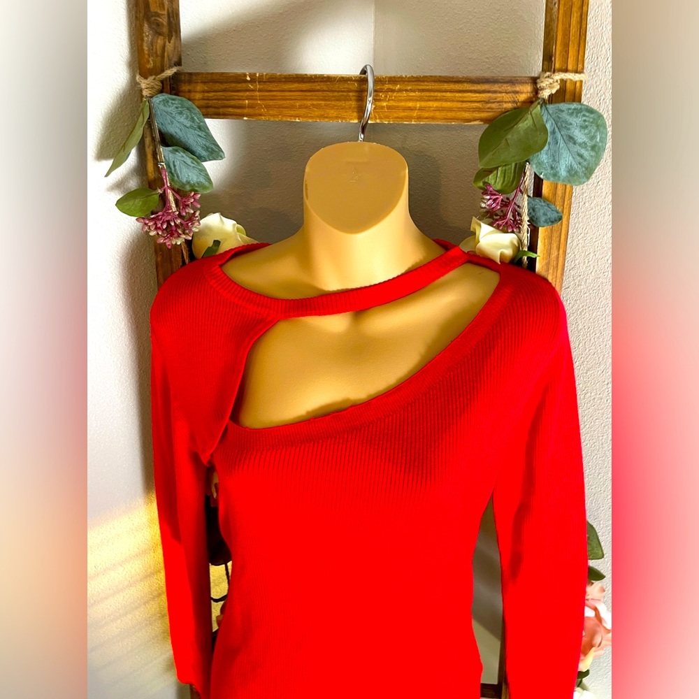 NWT Cyrus Long Sleeve Red Asymmetrical Cut Out Shirt - Size Small - Picture 3 of 9